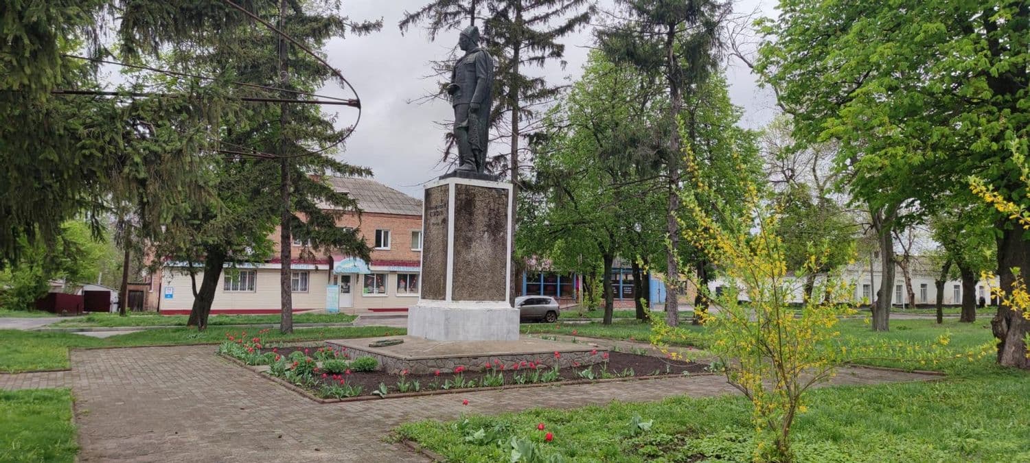 На Полтавщині демонтують памʼятник комуністу Корзуну