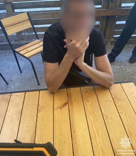 У Полтаві чоловік погрожував перехожим зброєю