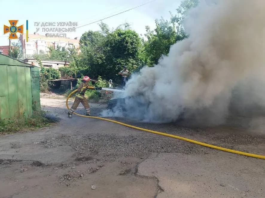У Полтаві згоріла автівка (фотофакт)