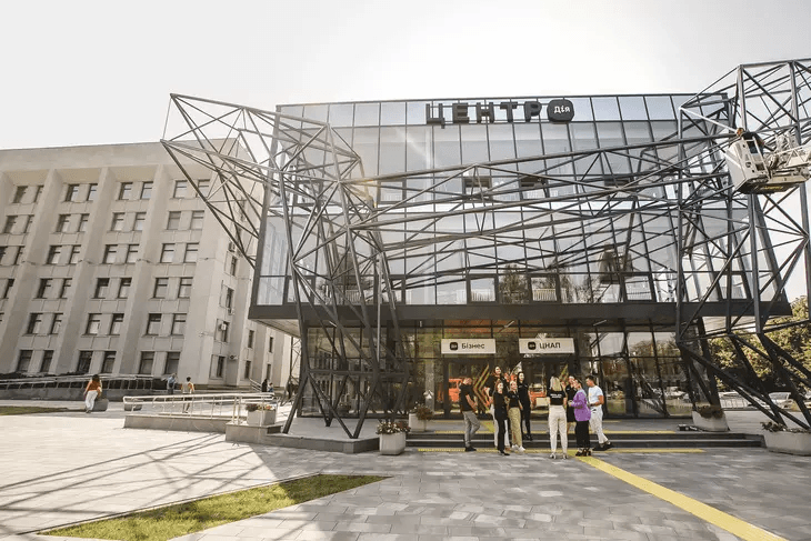 Бізнес-кемпи, лекції та інтенсиви: розклад заходів у центрі «Дія.Бізнес» на серпень