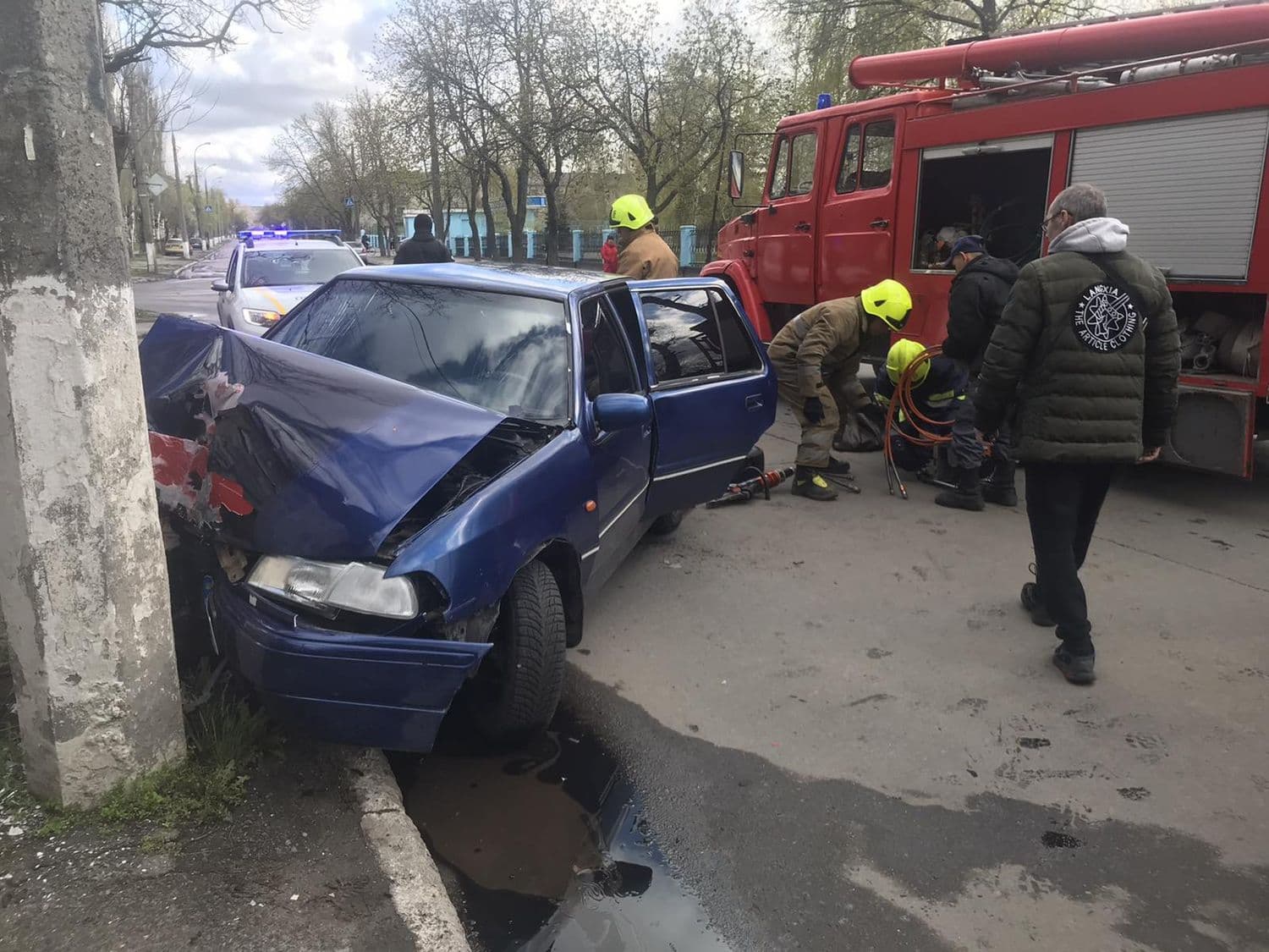 У Кременчуці хлопець врізався у дерево – довелося викликати рятувальників