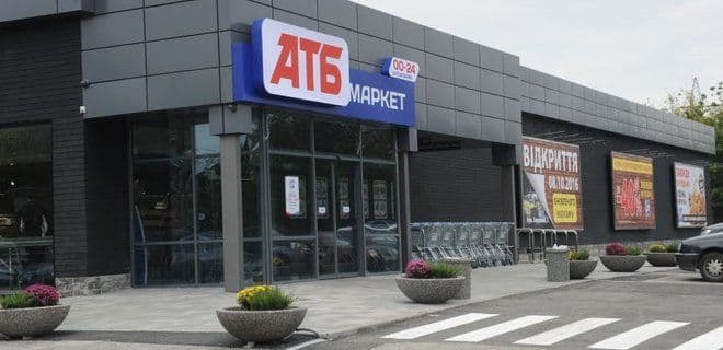 Не сподобалось «АТБ»: у Кременчуці чоловік розбив скло супермаркета (відео)