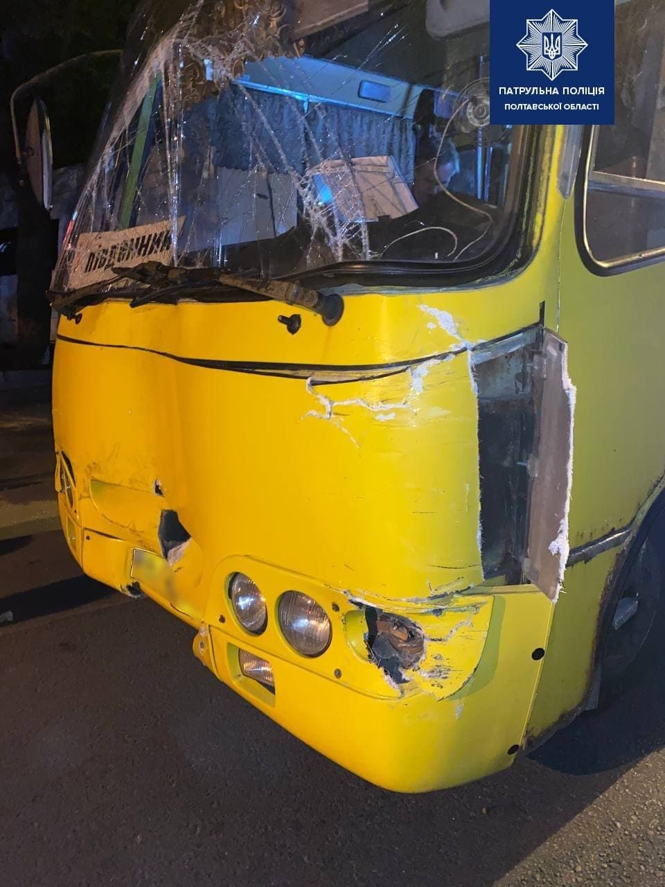 Потрійна ДТП у Полтаві за участю маршрутного автобусу (фото)