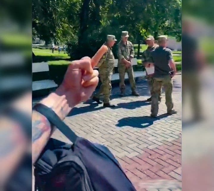 У центрі Полтави чоловік провокував працівників військкомату на конфлікт (доповнено)