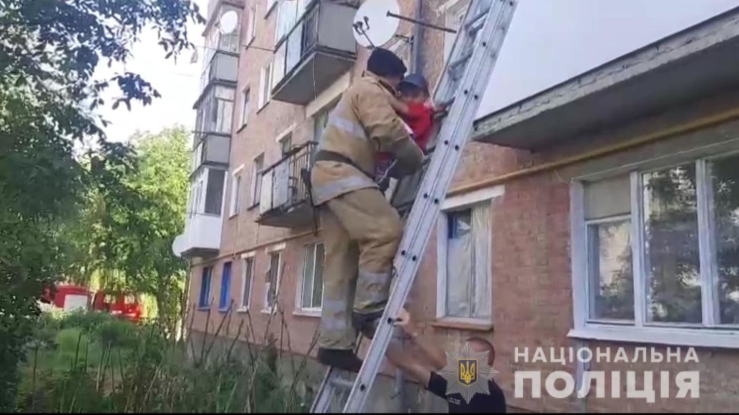 Рятувальники Полтавщини визволили з балкона 6-річного хлопчика