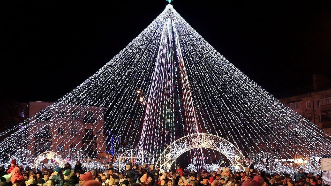 Коли у Полтаві відкриють новорічну ялинку