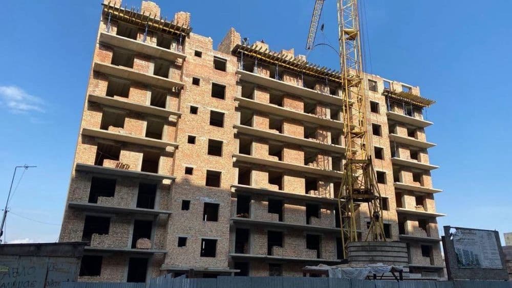 Ніколи такого не було і ось знову: у Полтаві будують десятиповерхівку впритул до іншого будинку