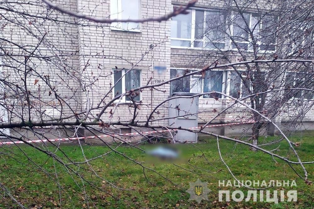 У Кременчуці з вікна випала людина