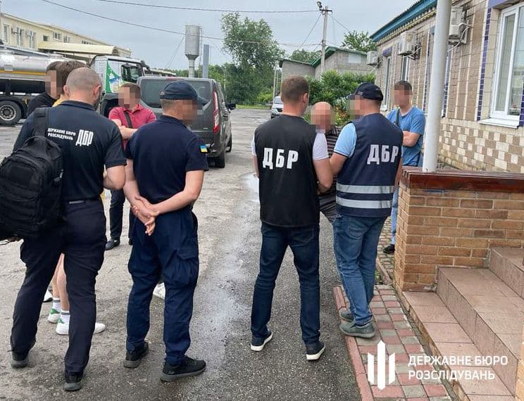На Полтавщині молочне підприємство скидувало відходи у лісі