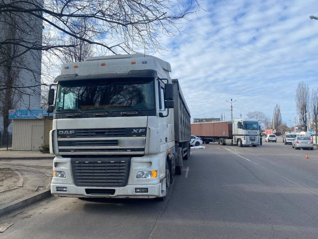 Не помітив на зебрі —  на Полтавщині водій фури з причепом переїхав бабусю