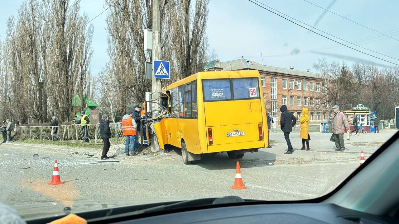 У Полтаві зіткнулися маршрутка та легковик