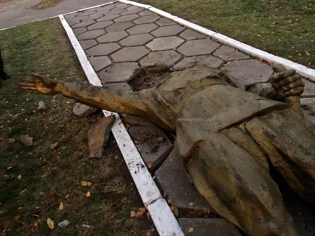 У Лубнах вандали звалили пам'ятник Чапаєву