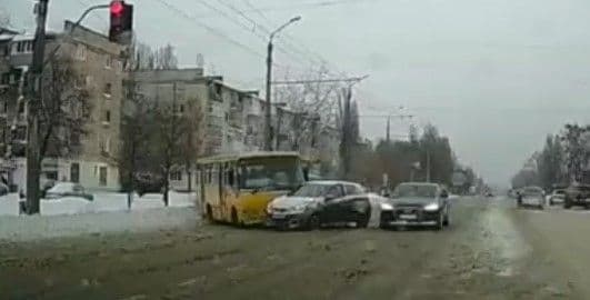 У Полтаві автобус з пасажирами влетів у легковик