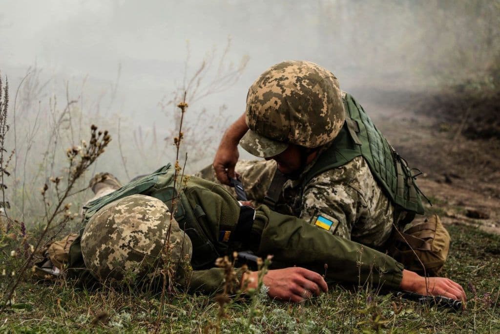 На Донбасі від обстрілів бойовиків загинув український військовий