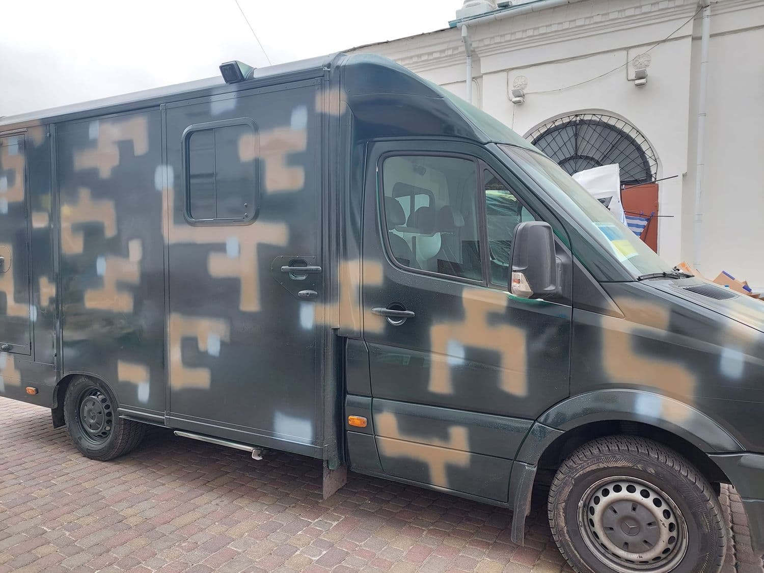 Полтавські волонтери передали реанімобіль для потреб медиків ТрО