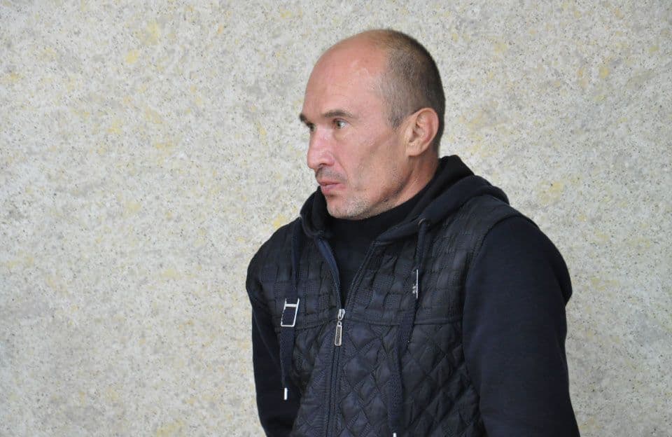 Замість в’язниці на передову — поліціянта, що побив студента, відпустили в залі суду