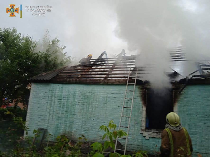 В Миргородському районі рятувальники ліквідували пожежу в приватному будинку