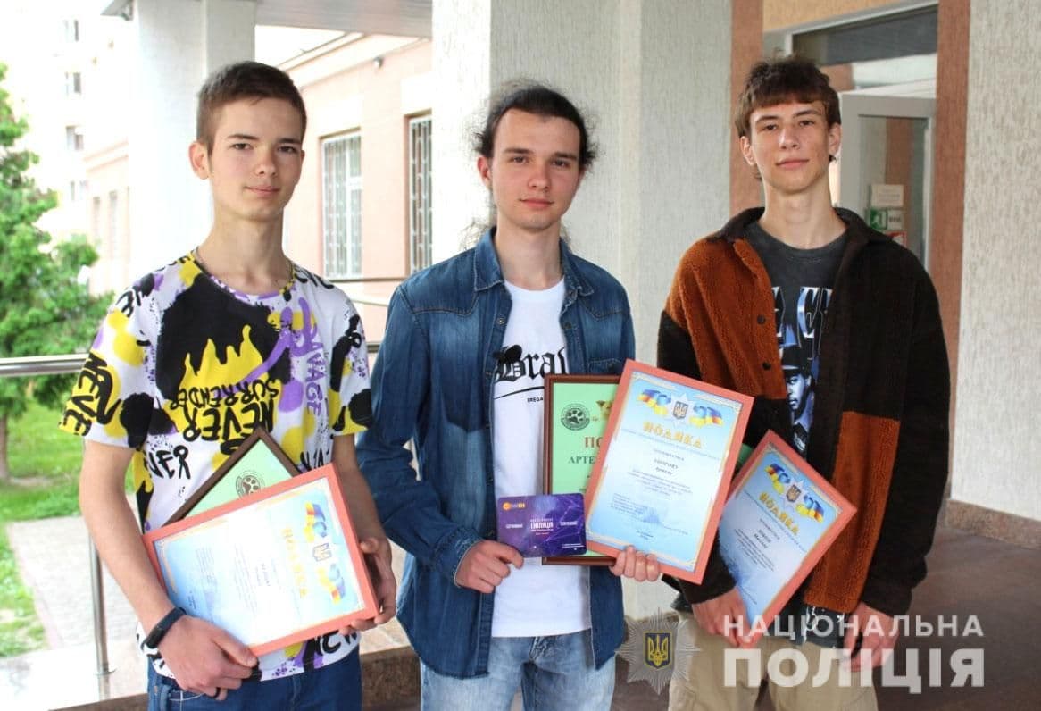 Полтавська поліція відзначила юнаків, які врятували кішку зі ставка