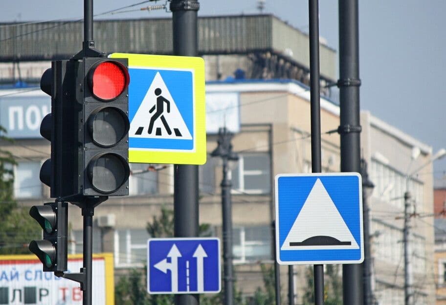 На дорогах Полтавщини встановили понад три тисячі нових дорожніх знаків
