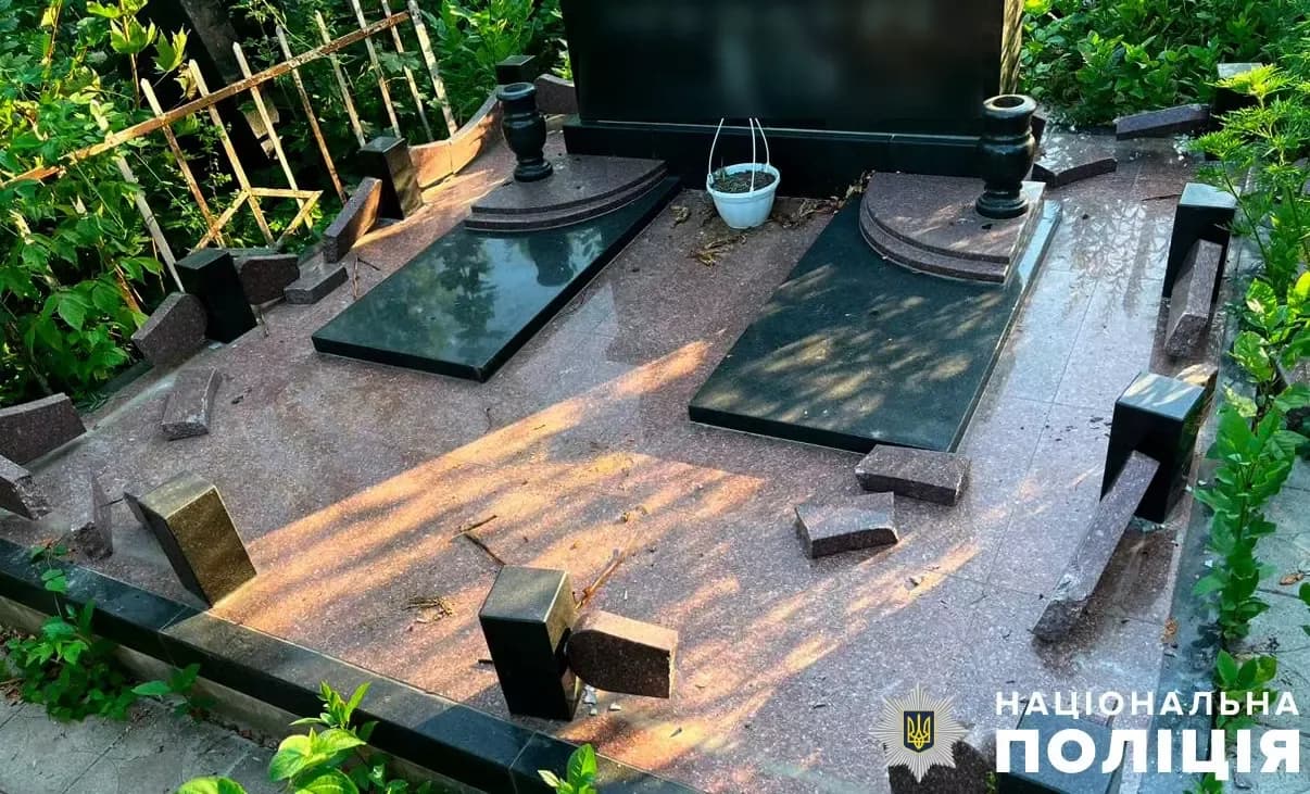 Суд відправив до психлікарні чоловіка, який руйнував могили на кладовищі в Полтаві