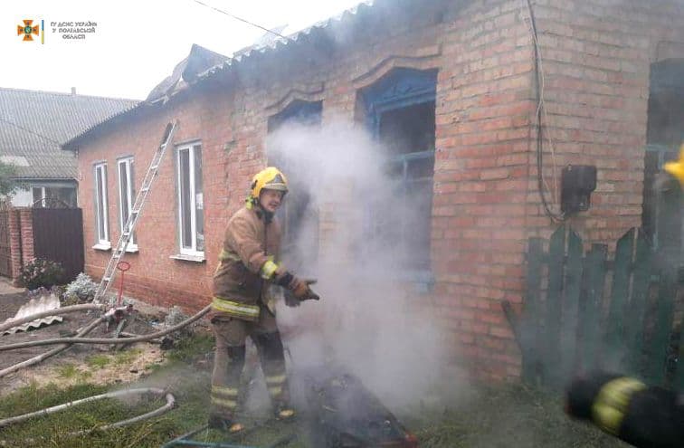 У Лохвиці на вулиці Луценка горів приватний будинок: господар з опіками в лікарні