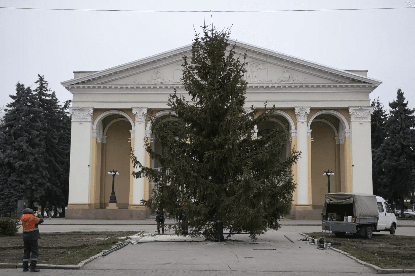 Встановлення новорічної ялинки та відкриття резиденції Миколая та Алеї Героїв — головне за тиждень