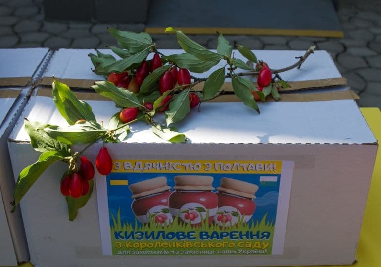Полтавці зварили 150 банок кизилового варення для ЗСУ