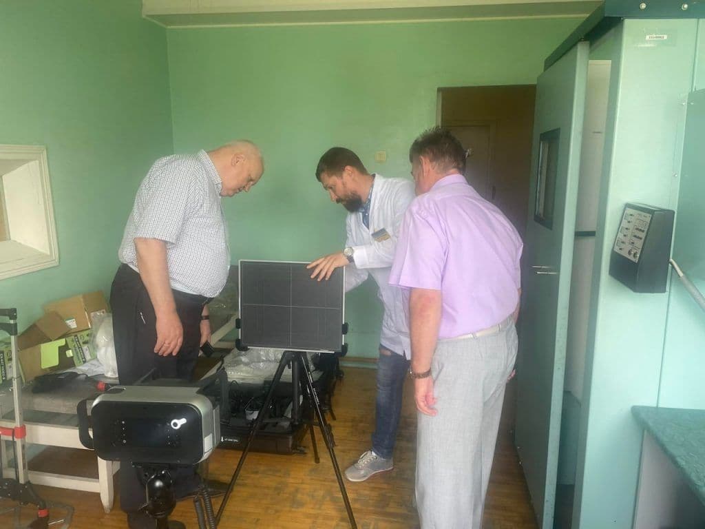 Полтавські медики навчилися користуватися японськими портативними рентгенами