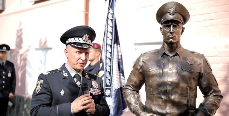 Начальник обласної поліції Києва на свій день народження відкрив собі пам'ятник