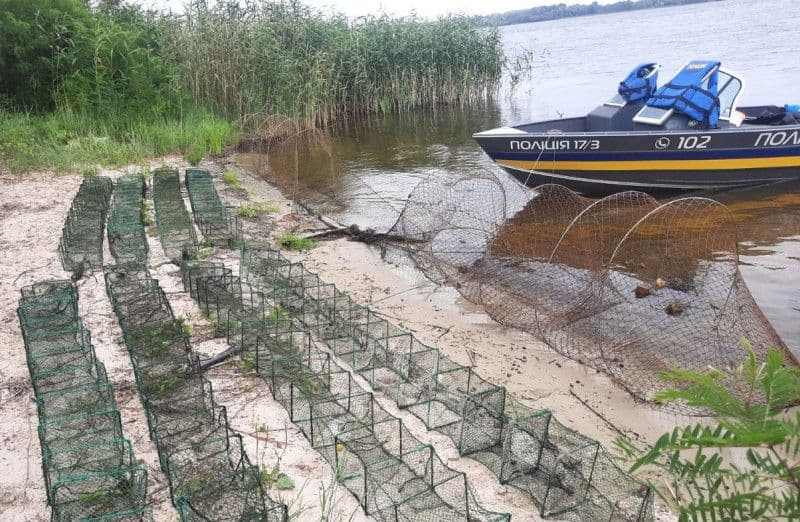 У водоймі на Полтавщині знайшли вісім заборонених сіток для раків та риболовний ятір