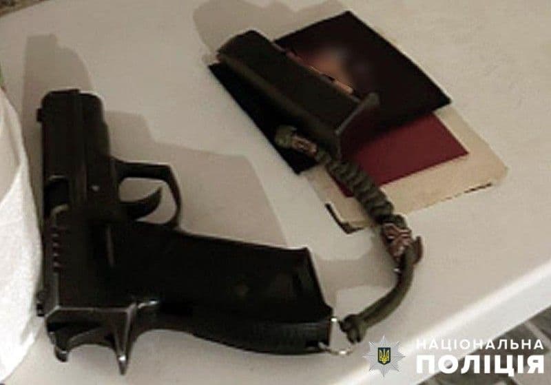 Чоловіку, який у Полтаві стріляв у припарковане авто, вручили підозру