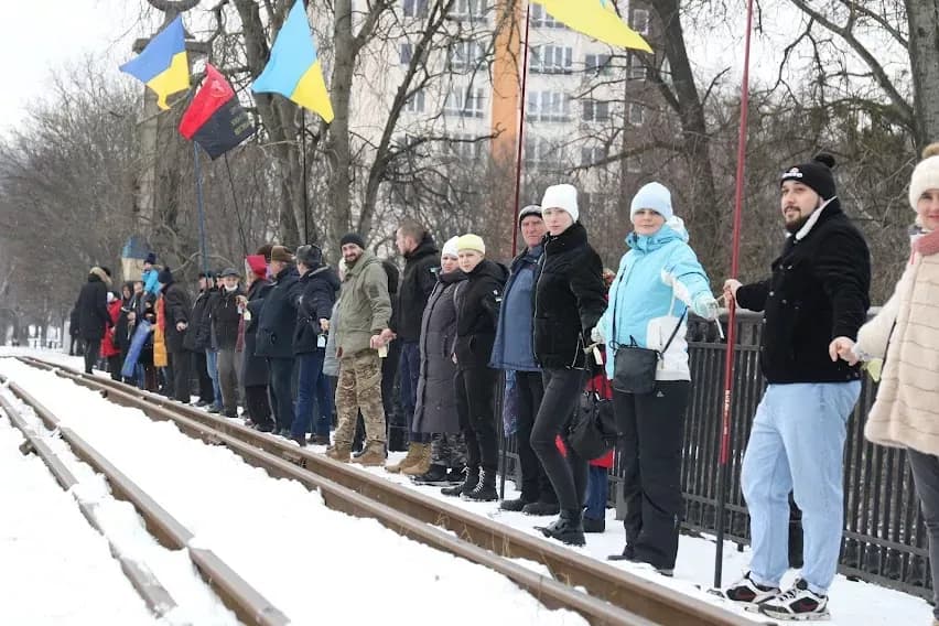 На мосту через Ворсклу полтавці утворили «ланцюг єдності». ФОТО