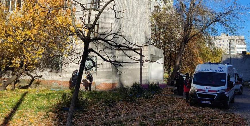 У Кременчуці з четвертого поверху  випала жінка