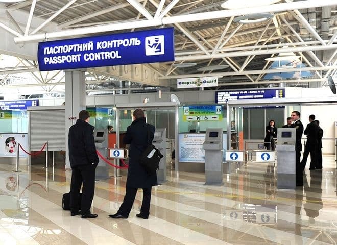 Депутатам і чиновникам хочуть заборонити виїжджати з України на випадок введення воєнного стану