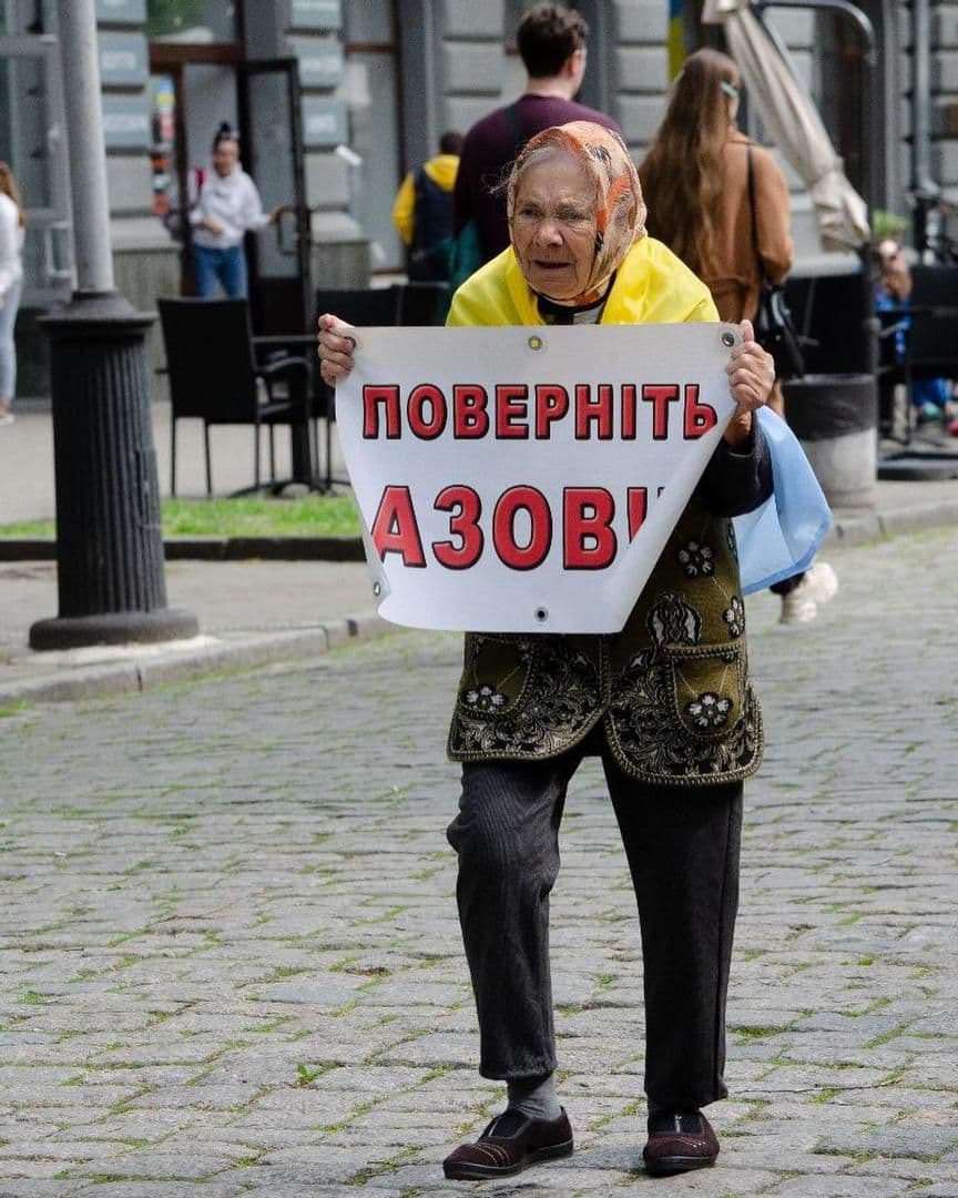 82-річна полтавка відвідує акції підтримки військовополонених