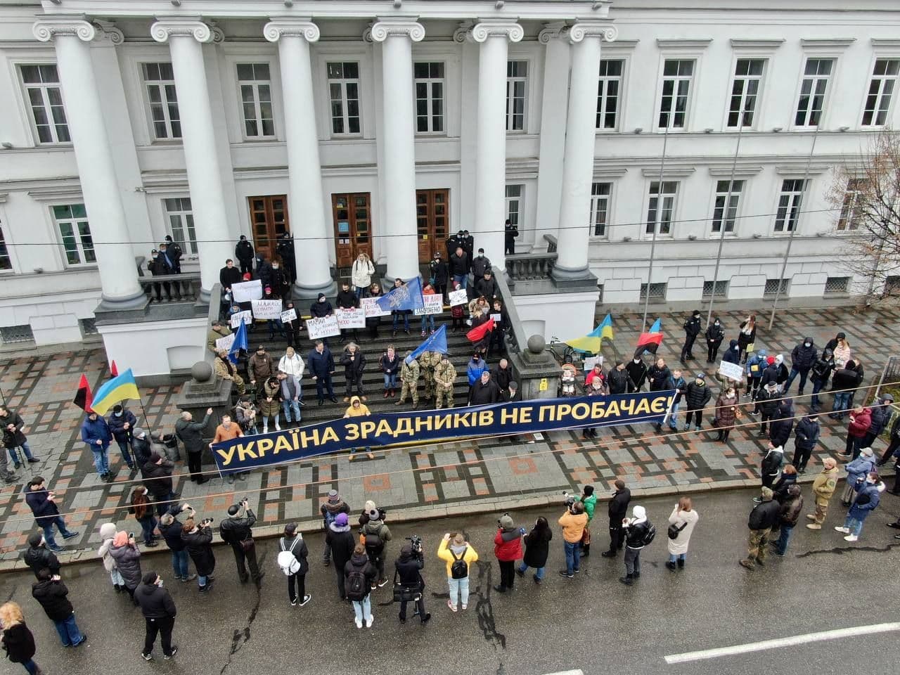 «Україна зрадників не пробачає»: біля полтавської міськради вимагають відставки Мамая