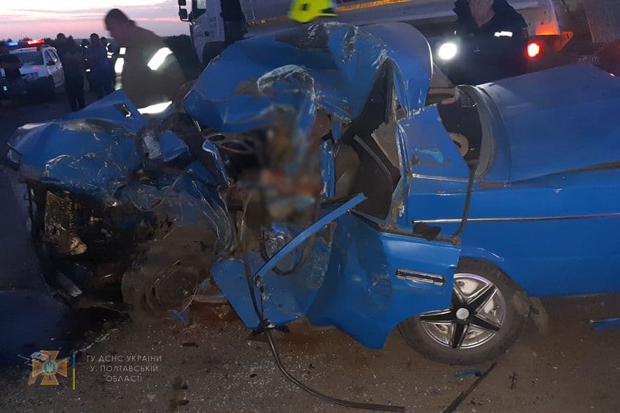 Поблизу Решетилівки рятувальники деблокували загиблого із понівеченого автомобіля