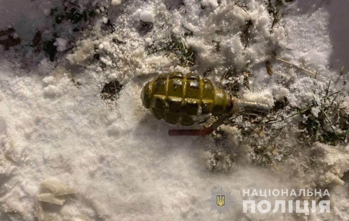 На Полтавщині біля торговельного центру знайшли «гранату»