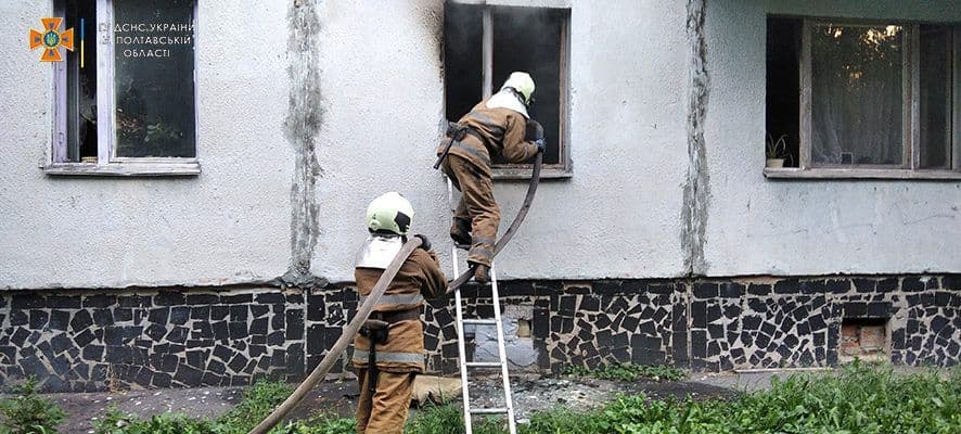 У Полтаві вогнеборці витягнули з полум'я сім'ю