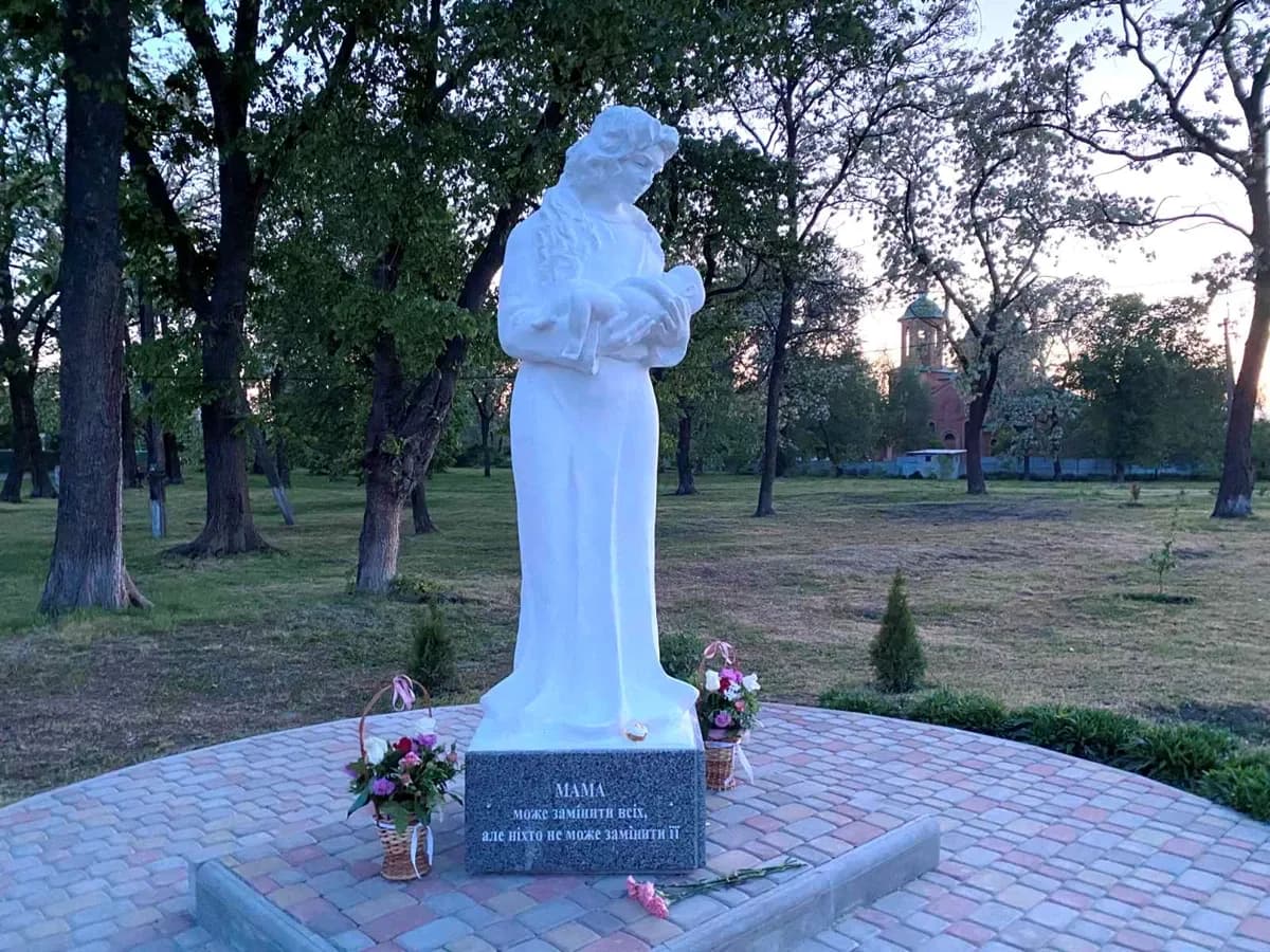 На Полтавщині відкрили перший в області пам'ятник матері