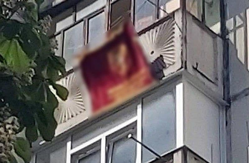 Кременчуківець повісив комуністичний прапор на балконі — місцеві повідомили у поліцію