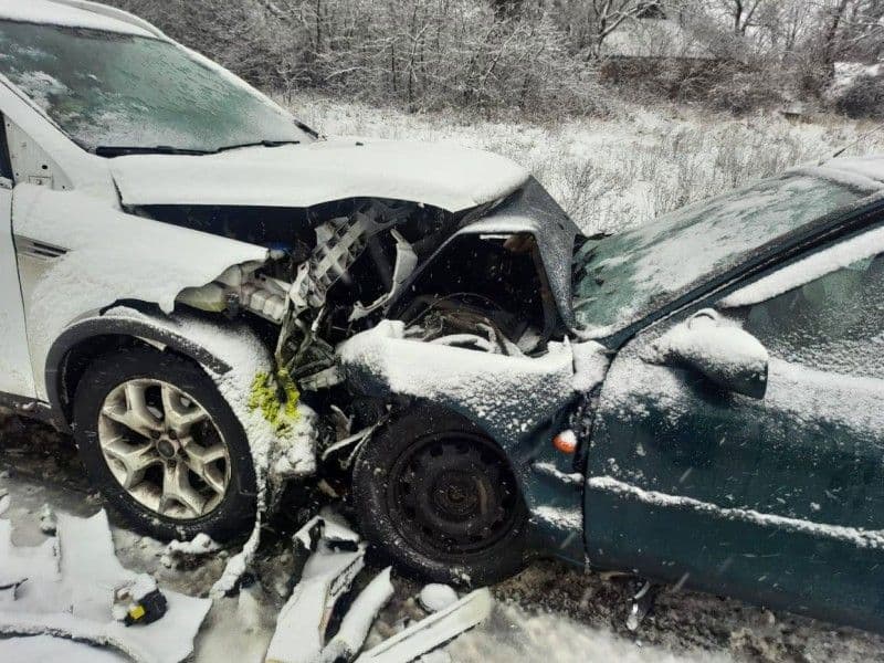 На Лубенщині «лобами» зіштовхнулись дві автівки — є травмований