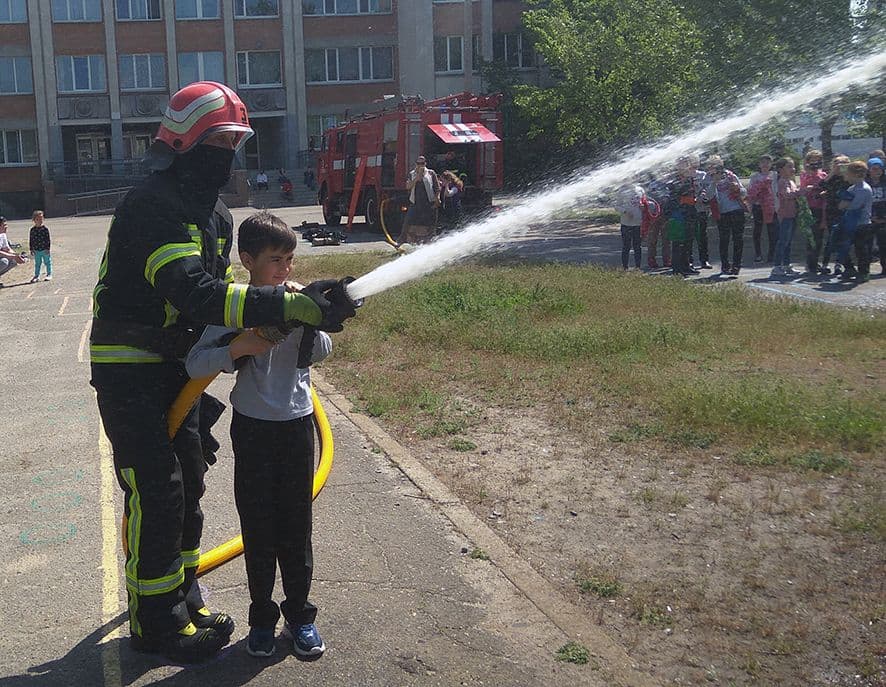 Школярів Полтави вчили гасити пожежі