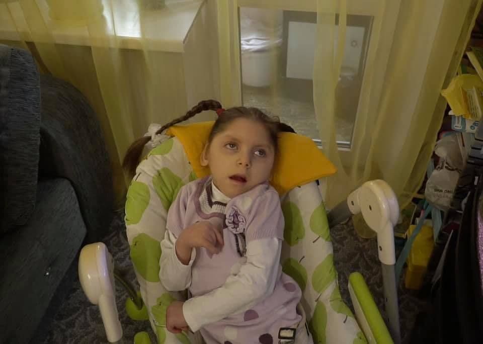 Волонтери шукають 6 тисяч  на допомогу дівчинці