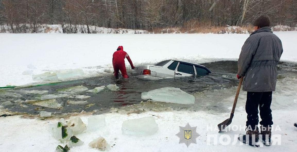 На Полтавщині легковик провалився під лід: водій був напідпитку