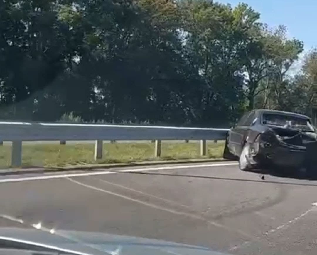 У Миргородському районі автівка зіткнулася із відбійником (відео, оновлюється)