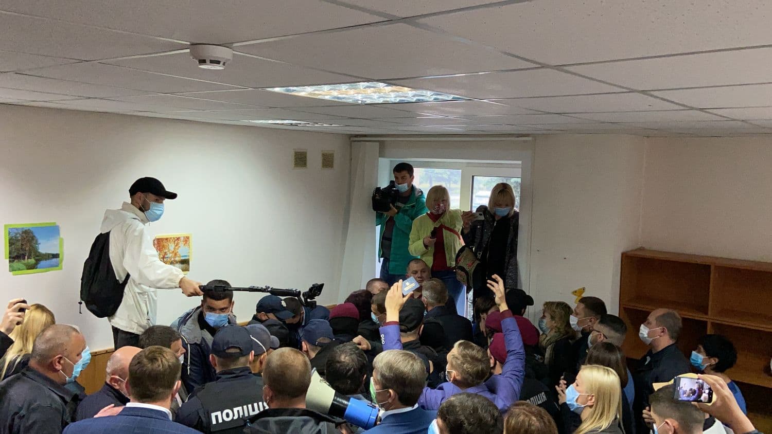 У Кременчуцькій райраді знову сутички: депутати перенесли питання звільнення голови (ВІДЕО)