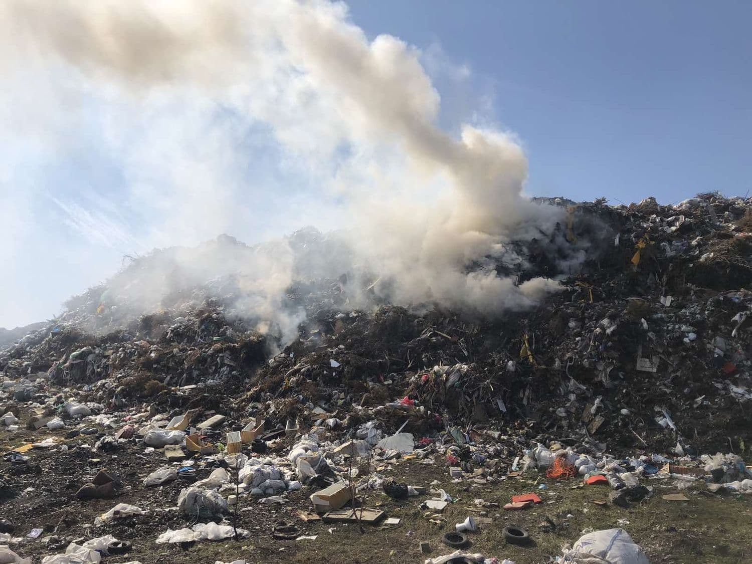 Біля Полтави пожежники продовжують гасити пожежу на Макухівському сміттєзвалищі