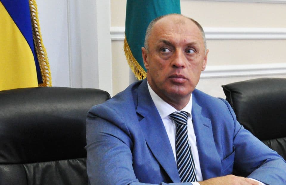 Олександр Мамай знову від свого імені вручає подарунки першокласникам, придбані коштом громади