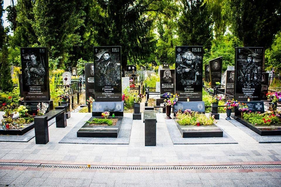 Встановлення меморіальних щитів та надгробних плит на могилах воїнів у Полтаві — головне за 10 липня
